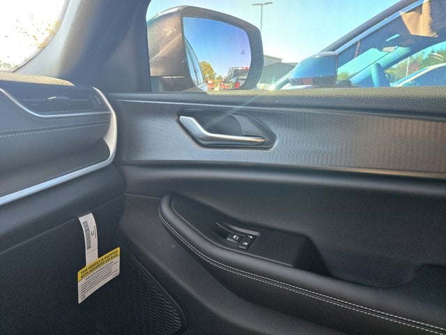 2025 Jeep Grand Cherokee GRAND CHEROKEE LAREDO X 4X2