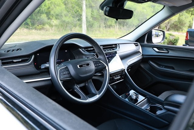 2023 Jeep Grand Cherokee Laredo 4x2
