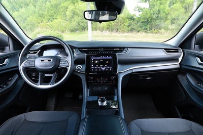 2023 Jeep Grand Cherokee Laredo 4x2
