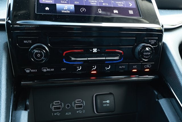 2023 Jeep Grand Cherokee Laredo 4x2