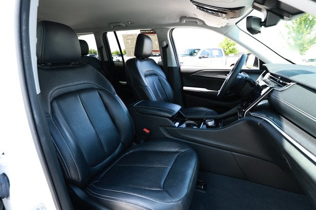 2023 Jeep Grand Cherokee Laredo 4x2
