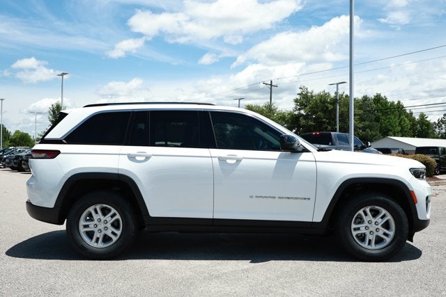 2023 Jeep Grand Cherokee Laredo 4x2