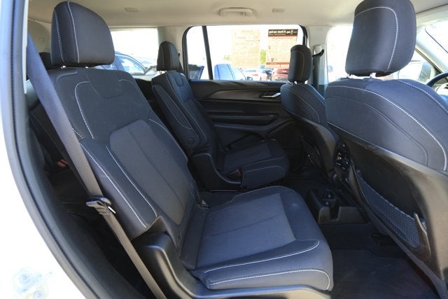 2023 Jeep Grand Cherokee L Laredo 4x2