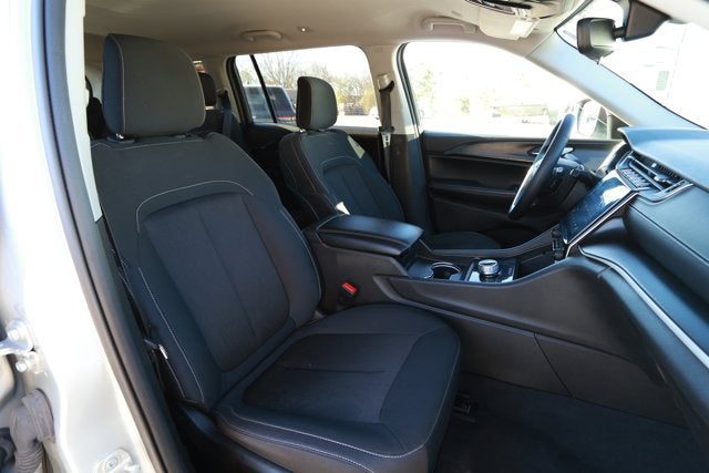 2023 Jeep Grand Cherokee L Laredo 4x2