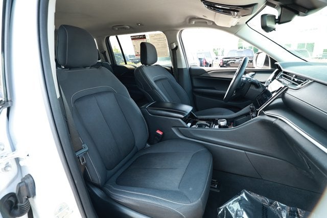 2023 Jeep Grand Cherokee L Laredo 4x4