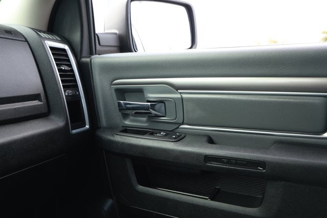 2024 RAM 1500 Classic SLT Quad Cab 4x2 6'4' Box