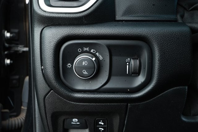 2020 RAM 1500 Big Horn Crew Cab 4x4 5'7' Box