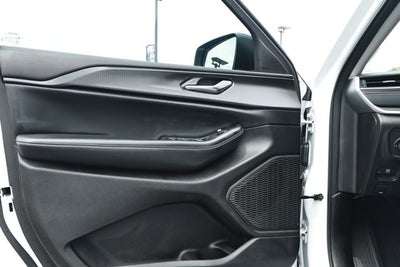 2023 Jeep Grand Cherokee Laredo 4x2
