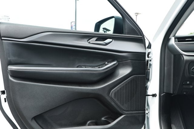 2023 Jeep Grand Cherokee Laredo 4x2