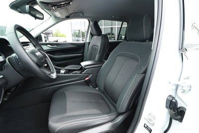 2023 Jeep Grand Cherokee Laredo 4x2
