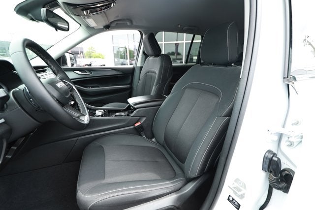 2023 Jeep Grand Cherokee Laredo 4x2