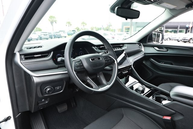 2023 Jeep Grand Cherokee Laredo 4x2