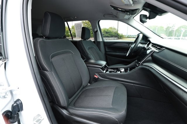 2023 Jeep Grand Cherokee Laredo 4x2