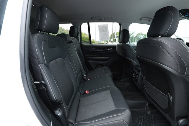 2023 Jeep Grand Cherokee Laredo 4x2