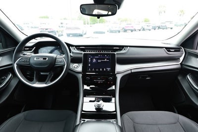 2023 Jeep Grand Cherokee Laredo 4x2