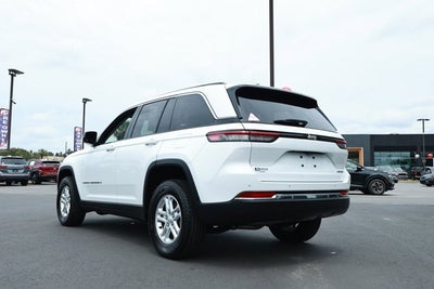 2023 Jeep Grand Cherokee Laredo 4x2