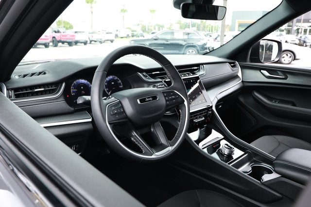 2025 Jeep Grand Cherokee Laredo X 4x4