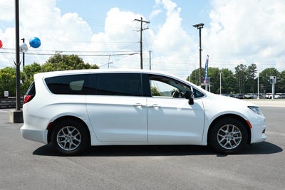 2024 Chrysler Voyager LX