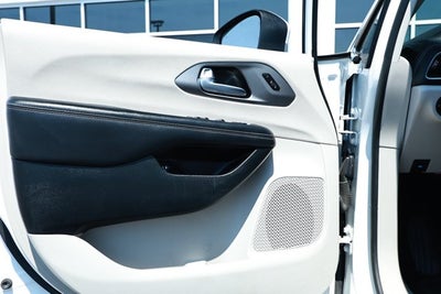 2023 Chrysler Pacifica Hybrid Touring L