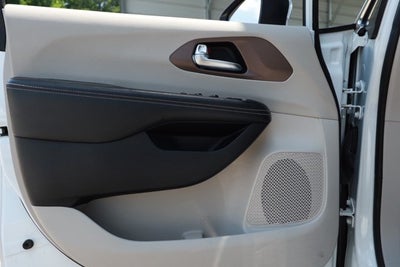 2022 Chrysler Voyager LX